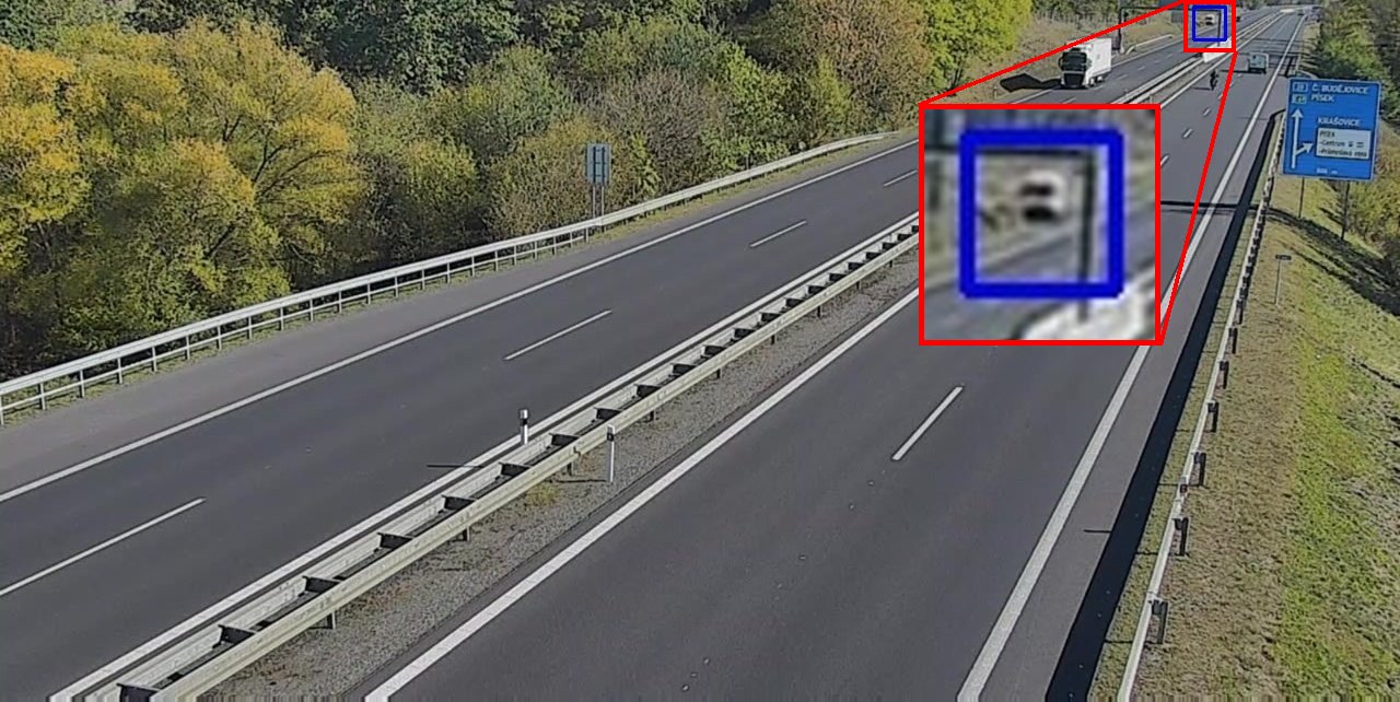 Vzdálené zastavené vozidlo na podzim, zachyceno systémem, detail zobrazen ve zvětšení