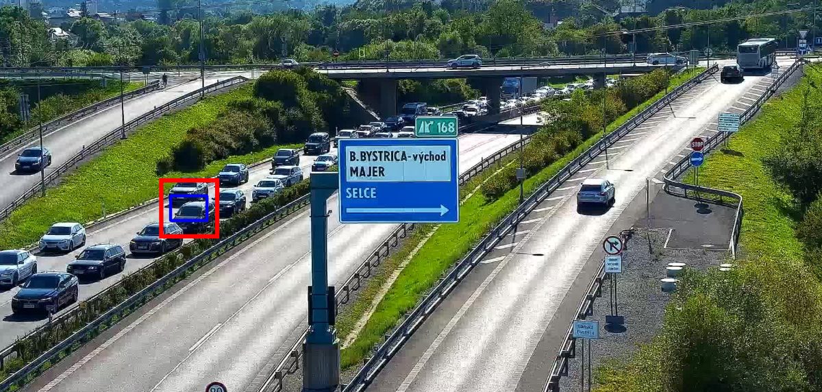 Stopped vehicle highlighted for the operator within a long traffic queue on an expressway