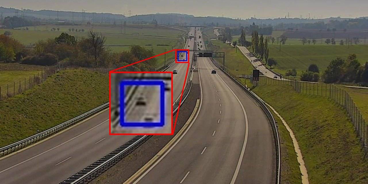Vzdálené zastavené vozidlo v otevřené krajině, zachyceno systémem, detail zobrazen ve zvětšení