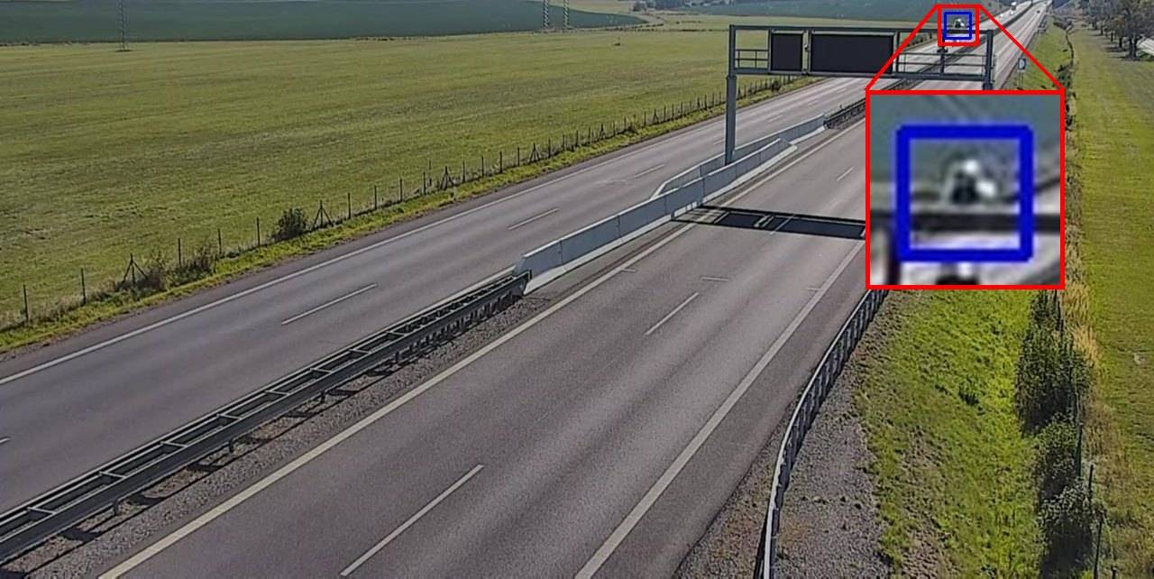 Zastavené vozidlo téměř na horizontu, zachyceno systémem, detail zobrazen ve zvětšení
