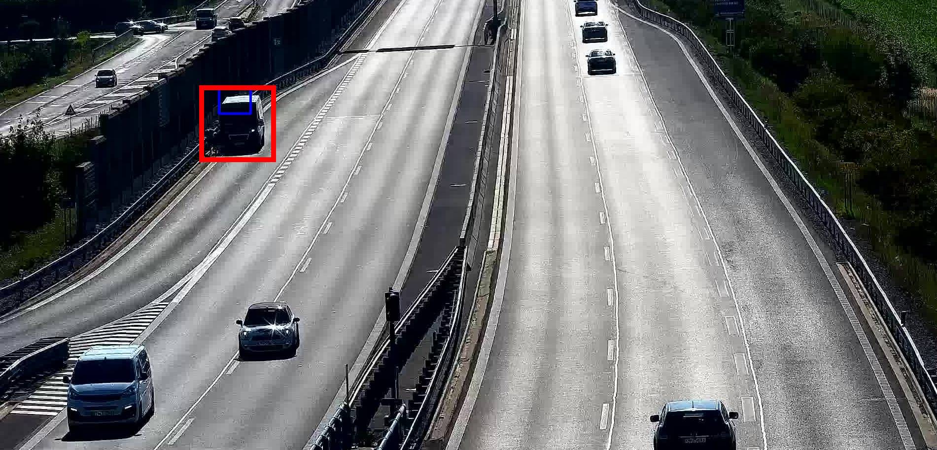 Stojící dodávka na kraji rychlostní silnice vedle protihlukové stěny