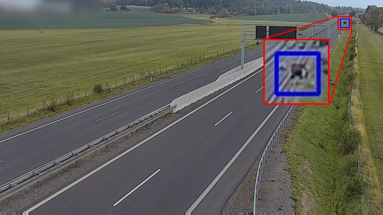 Vzdálené zastavené vozidlo při zataženém počasí, zachyceno systémem, detail zobrazen ve zvětšení