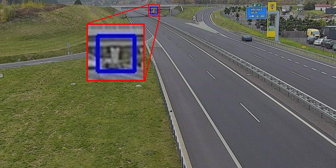 Zastavené vozidlo na samém konci záběru, zachyceno systémem, detail zobrazen ve zvětšení